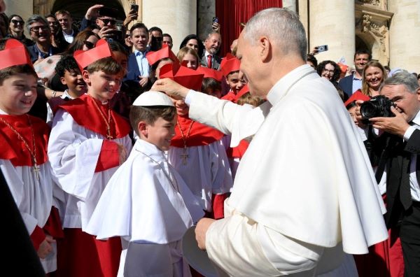 Chicago school students prepare care package for Pope Leo XIV