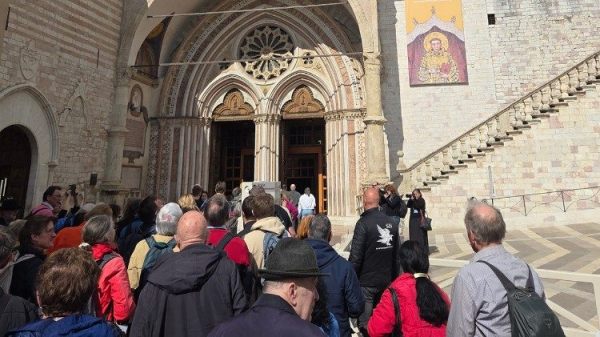 Pilgrims flock to Assisi to see bones of St Francis