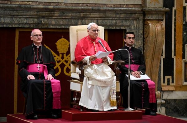 Pope urges new ambassadors to contribute to 