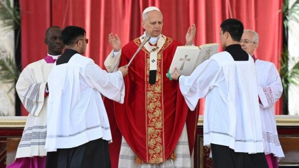 Pope recalls many Middle East Christians who suffer with Christ during Holy Week