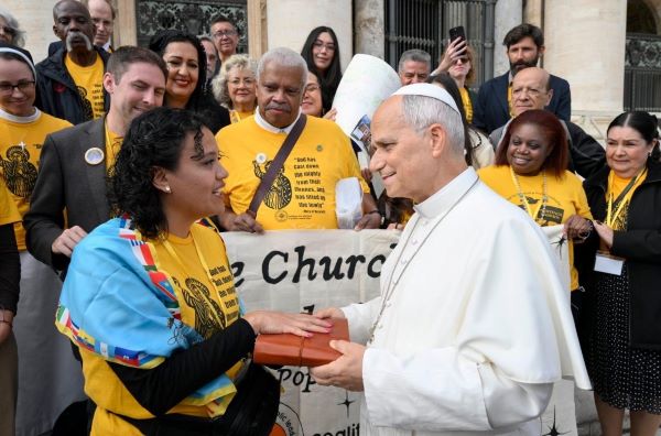 Pope greets activists supporting migrants at Chicago’s ICE detention center