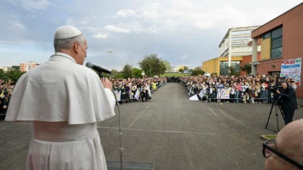 Pope to Rome parish: Everyone can be a builder of peace and reconciliation