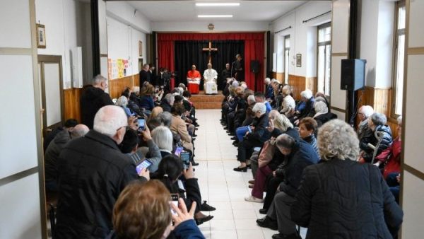 Pope encourages Rome parish community to remain a “sign of hope”