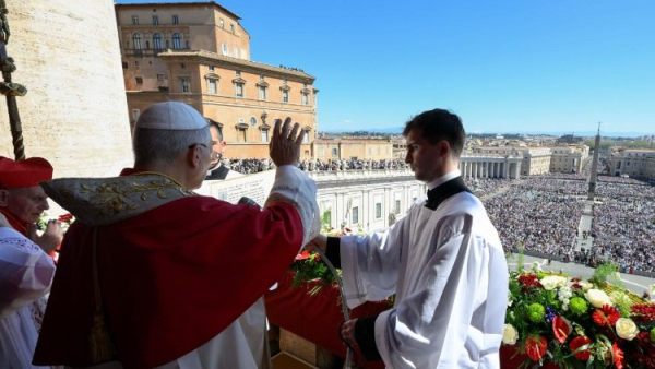 Urbi et Orbi: Pope urges world leaders to lay down weapons