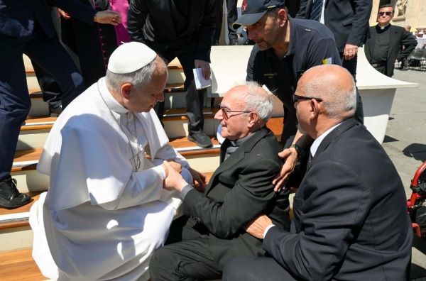 Pope Leo helps priest suffering due to heat in St Peter