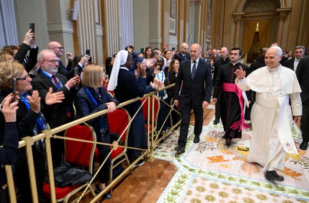 Pope: In times of change, we must give ourselves generously