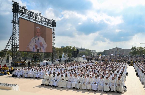 Pope at Paris Mass: God quenches the thirst in every human heart