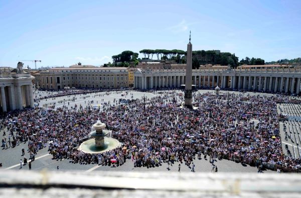Pope at Angelus: We find our home in the Trinity