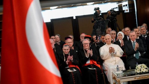 Pope in Türkiye: Let us build bridges of fraternity and peace