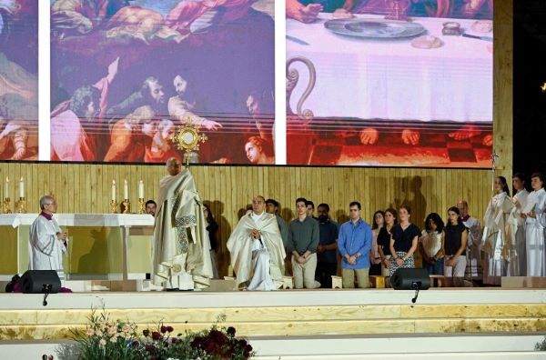 Day one in Spain: Pope challenges youth to change history with love