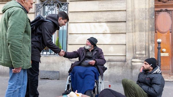 Parisian solidarity groups awaiting Pope
