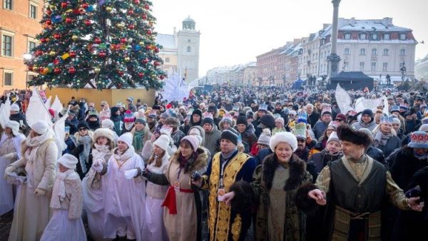 Poland: Papal blessing as thousands join Three Kings Parade