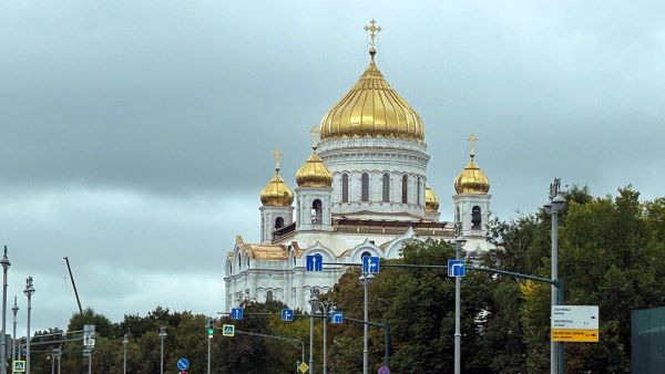 Archbishop Gallagher visits Moscow’s Orthodox Cathedral