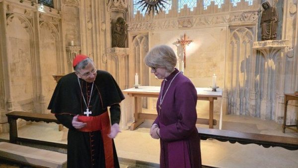 Pope assures Archbishop of Canterbury of dialogue 