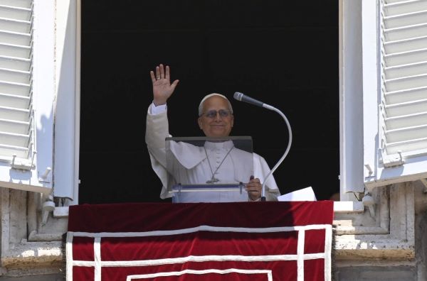 Pope at Angelus tells Christians to respond to hatred with love