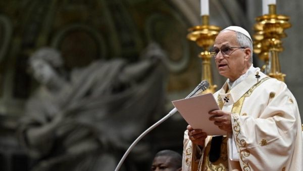 Pope at Chrism Mass: Priests must spread Christ’s peace where death reigns