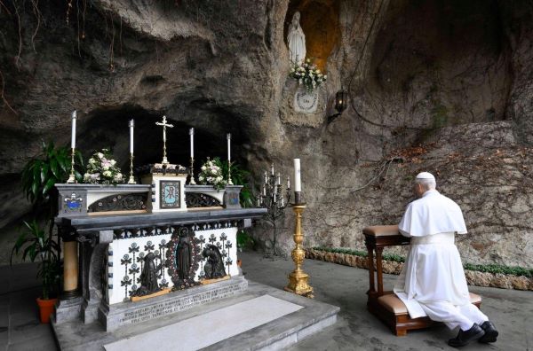 Pope to lead worldwide Rosary for peace in Vatican Gardens