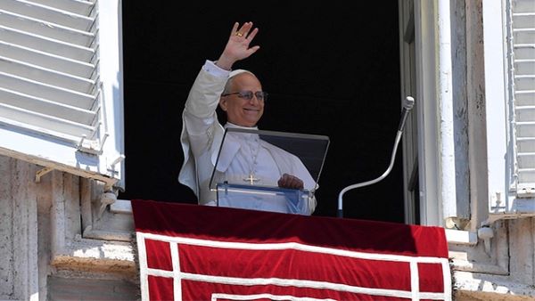 Pope at Angelus: Render unto Caesar means being truthful, free to do good